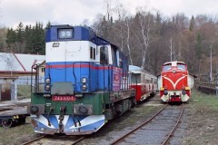 743b